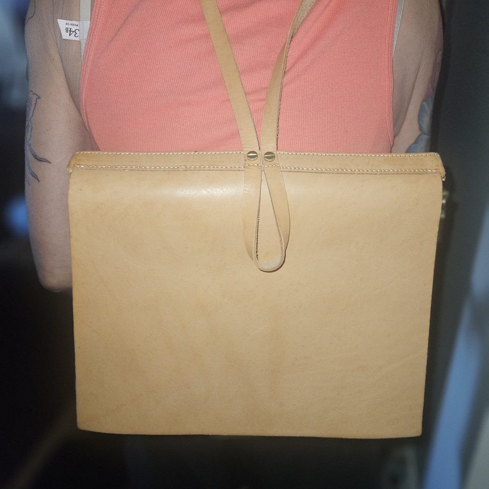 Tan Leather Backpack Bag. Solid Leather In Excellent Used Condition - Picture 6 of 6